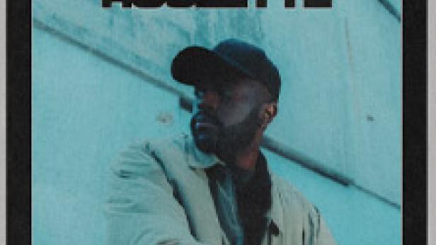 Das Albumcover von Alfa Mists „Roulette“ zeigt den Künstler vor einer blauen Wand.