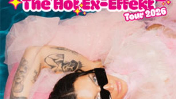 Eine Frau mit Sonnenbrille liegt auf einer pinkfarbenen Luftmatratze im Wasser, beworben wird die „The Hot Ex-Effekt Tour 2026“ von Futurebae.