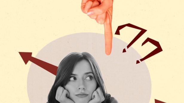 Vertikale Poster-Collage einer jungen, verträumten, nachdenklichen Frau, die überlegt und eine Richtung wählt, mit Fingerzeig-Geste, um eine Entscheidung zu treffen