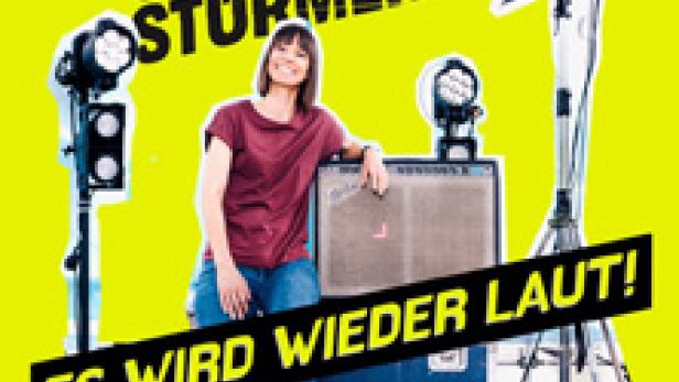 Christina Stürmer lehnt an einem Verstärker, umgeben von Scheinwerfern, mit dem Albumtitel „Es wird wieder laut!“.