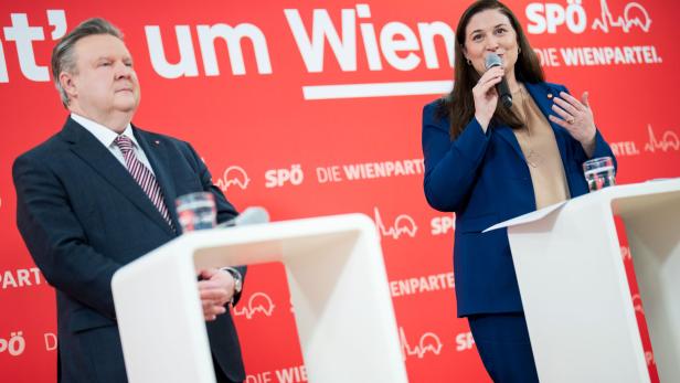 Ein Mann steht neben einer Frau bei einer Pressekonferenz. Es handelt sich um den Wiener Bürgermeister Michael Ludwig und Finanzstadträtin Barbara Novak, beide SPÖ.