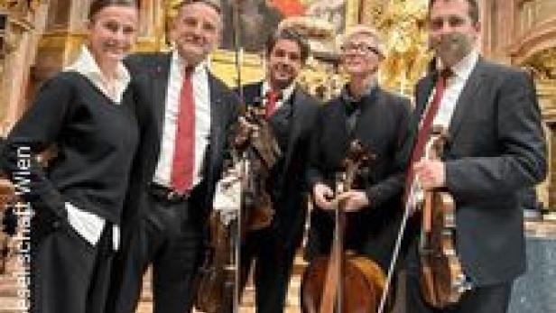 Fünf Musiker der Haydn-Gesellschaft Wien stehen mit ihren Instrumenten vor einem Altar.