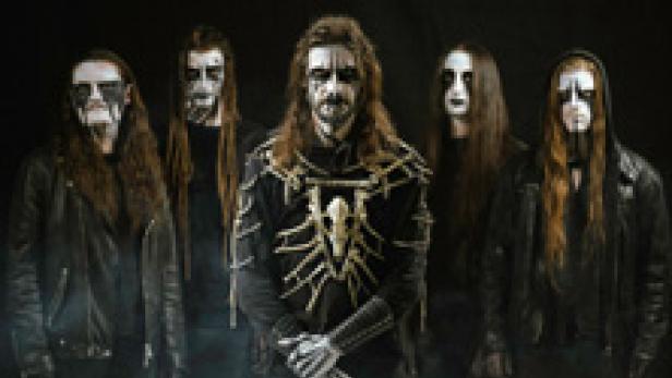Fünf Black-Metal-Musiker mit Corpse Paint posieren vor einem schwarzen Hintergrund.