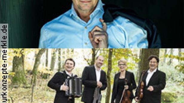 Ein Mann im Hemd und eine Musikgruppe mit Akkordeon, Gitarre und Geige stehen im Wald.