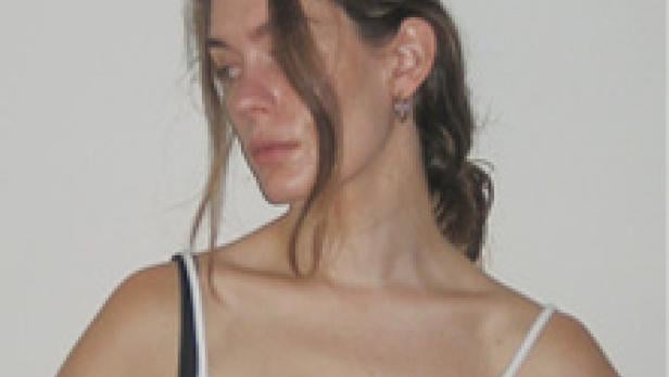 Porträt von Anna of the North, mit Tourdaten für Wien im Hintergrund.