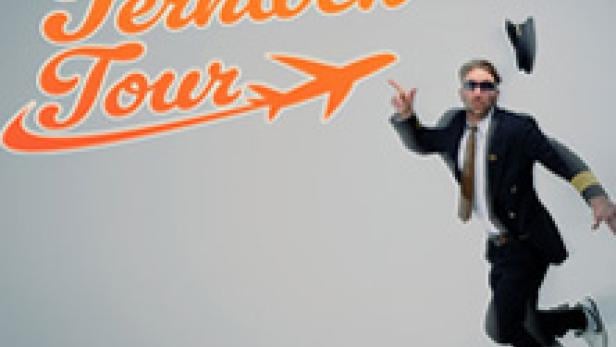 Carlos zeigt auf dem Werbebild für seine „Fernweh Tour“ eine Pose im Piloten-Kostüm.