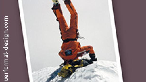 Das Buchcover von „bergsüchtig“ mit Hans Kammerlander, der auf einem Gipfel einen Kopfstand macht.