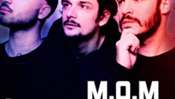 Das österreichische Musikerkollektiv M.O.M posiert für ein Bandfoto.