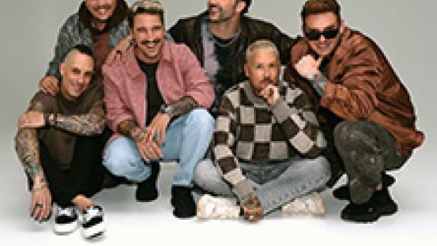 Die italienische Popband Benji & Fede posiert für ein Gruppenfoto.
