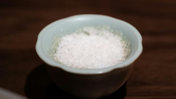 Kleine mintfarbene Schüssel mit Salz