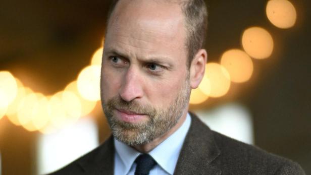 Prinz William mit Bart und Anzug blickt nach links.