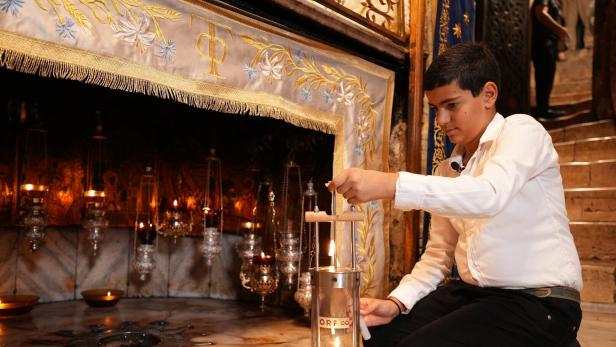 Kind mit Laterne in Kirche