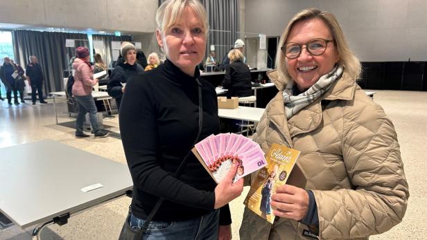 Die Standort-Leiterin der Kasematten, Alexandra Potzmann (li.) beim Verkauf der ersten Gutscheine