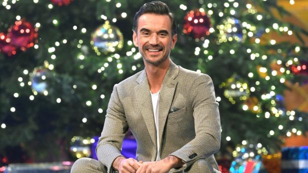 Florian Silbereisen vor festlich geschmücktem Weihnachtsbaum