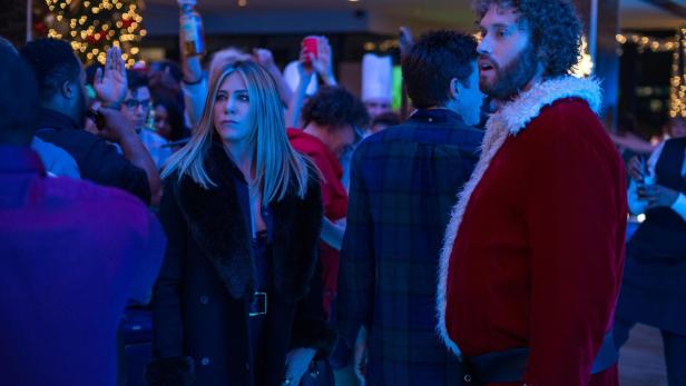 Jason Bateman im Weihnachtsmann-Kostüm und Jennifer Aniston auf einer Party 