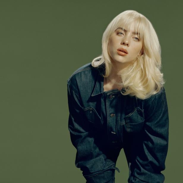 Sängerin Billie Eilish vor einem grünen Hintergrund. 