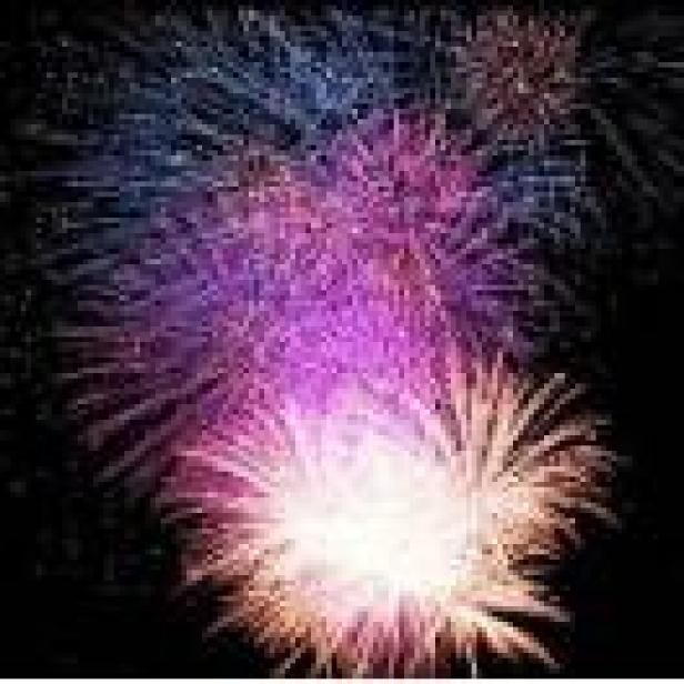 Ein farbenfrohes Feuerwerk erhellt den Nachthimmel.