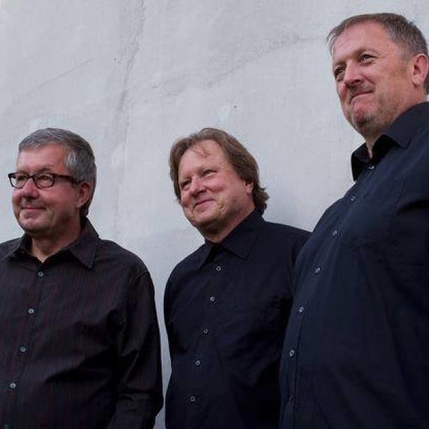 roland-batik-trio.jpg
