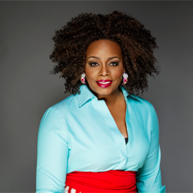 Die Sängerin Dianne Reeves vor einem grauen Hintergrund.