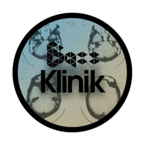 Das Logo der Bass Klinik vor dem Hintergrund eines medizinischen Scans.
