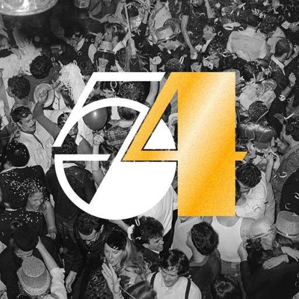Schwarz-Weiß-Foto einer überfüllten Tanzfläche im Studio 54 mit Partygästen.