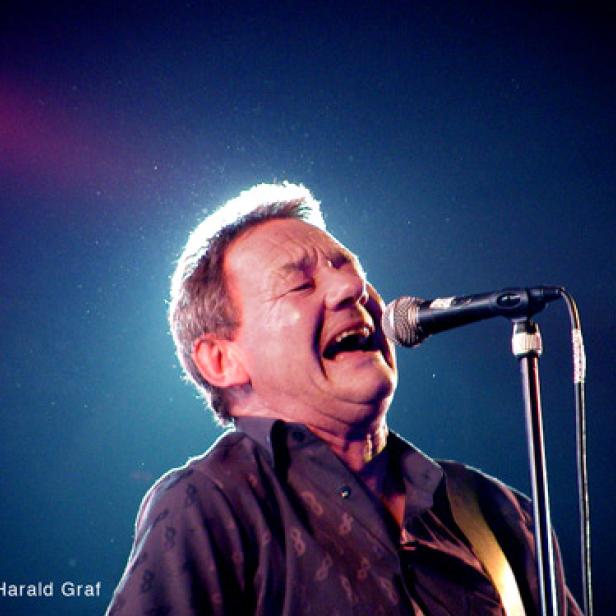Wolfgang Ambros singt live in ein Mikrofon.