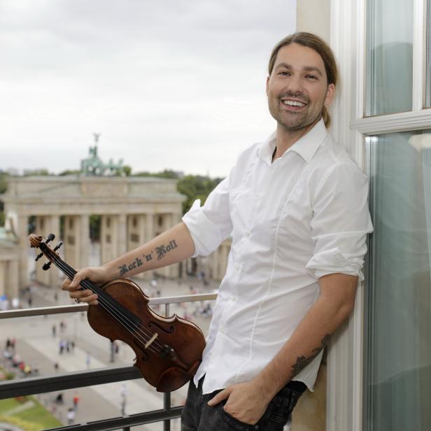 David Garrett mit einer Geige vor dem Brandenburger Tor in Berlin.