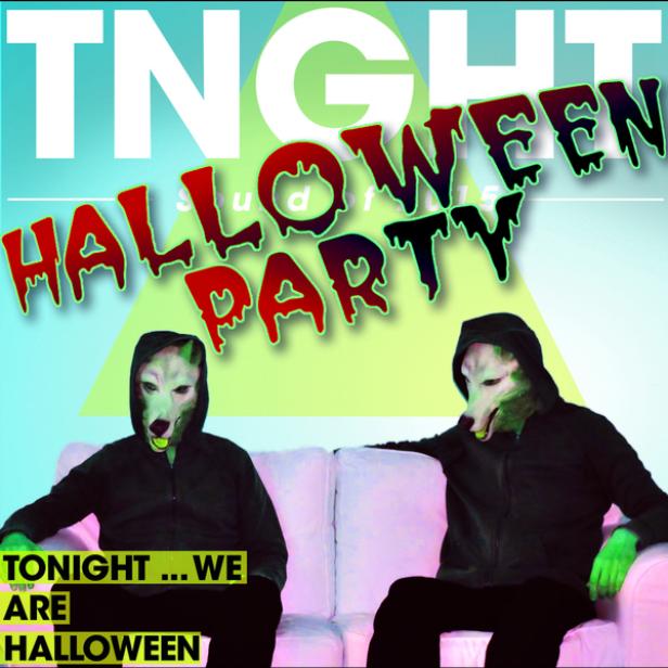 Zwei Personen mit Wolfsmasken auf einer Couch vor dem Hintergrund einer Halloween-Party-Ankündigung.