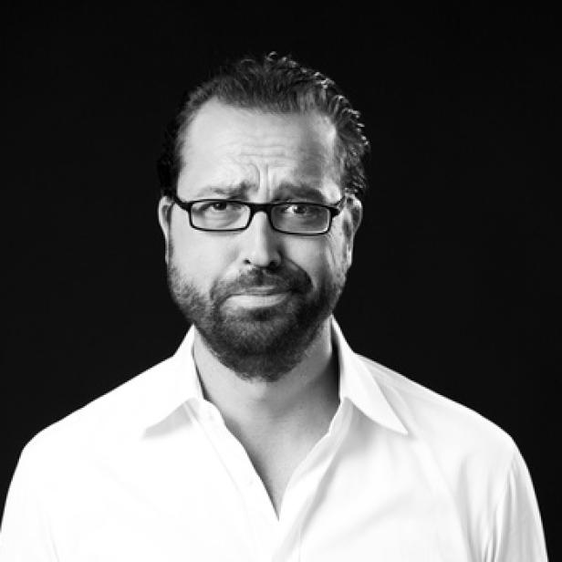 Ein Mann mit Brille und Bart blickt besorgt in die Kamera.