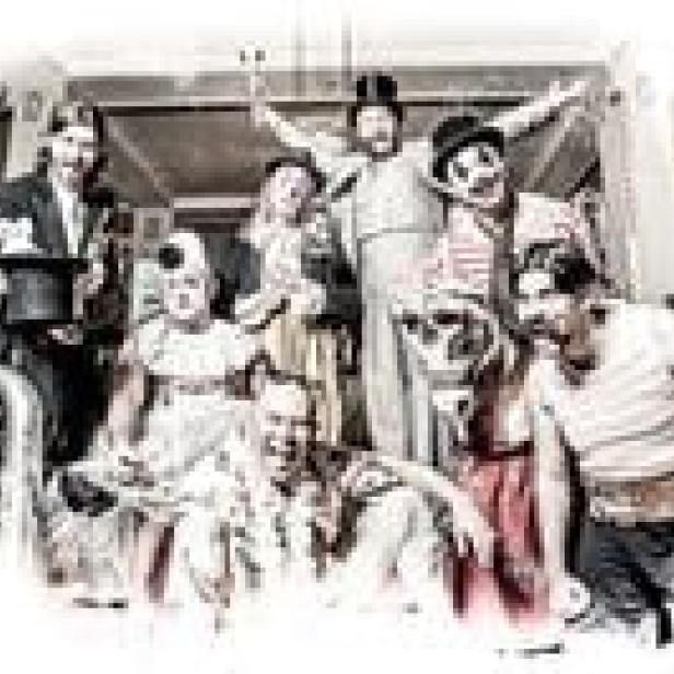 Eine Gruppe von Clowns posiert für ein Gruppenfoto.