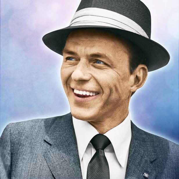 Frank Sinatra mit Hut und Anzug lächelt.