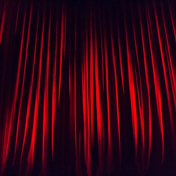 stage-curtain-660078-960-720.jpg