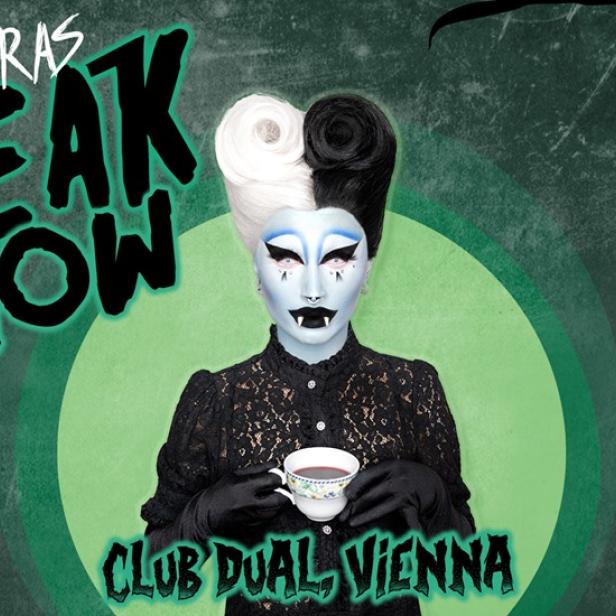 Ein Dragqueen-Künstler mit schwarz-weißen Haaren hält eine Tasse bei „Pandoras Freak Show“ im Club Dual Vienna.
