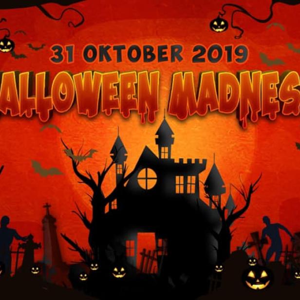 Eine Halloween-Szene mit einem Spukhaus, Kürbissen und Zombies vor einem roten Vollmond am 31. Oktober 2019.