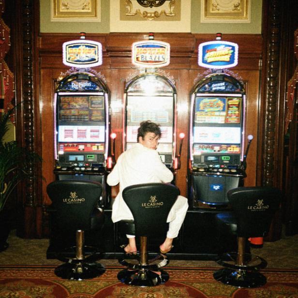 Ein Mann sitzt vor drei Spielautomaten im „Le Casino“ in Monte Carlo.