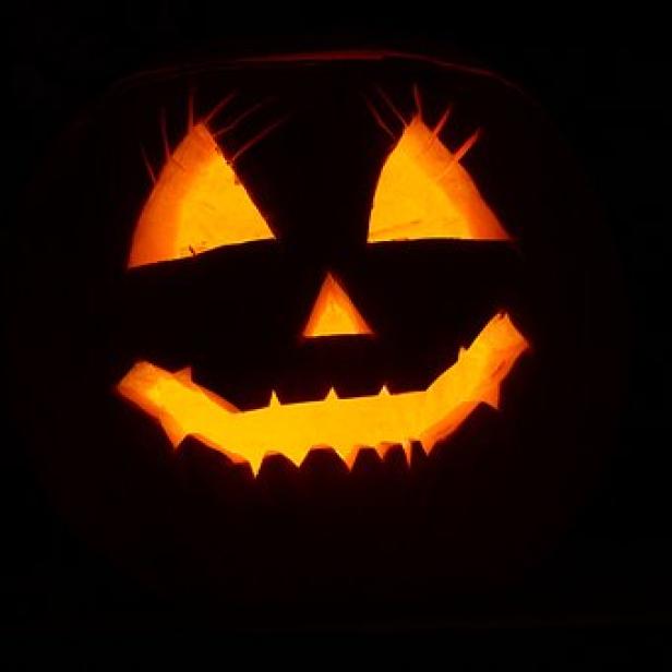 Ein leuchtender Halloween-Kürbis mit einem geschnitzten Gesicht.