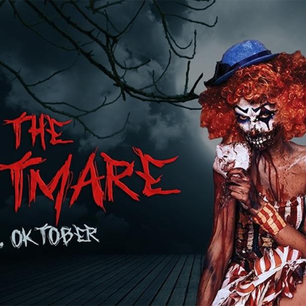 Ein gruseliger Clown mit roter Perücke und blutigem Make-up für die Halloween-Party „The Nightmare“.