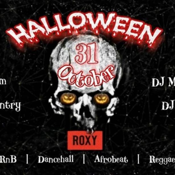 Ein Halloween-Party-Flyer mit einem Schädel, der den 31. Oktober und den Schriftzug „Halloween“ zeigt.