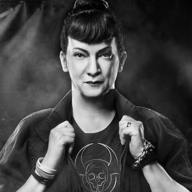 Schwarzweißporträt von Profiler Suzanne Deppner vor einem Publikum.