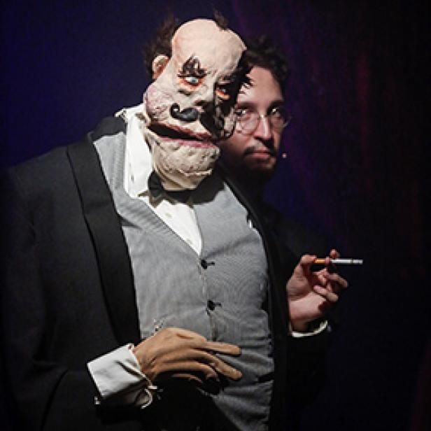 Nikolaus Habjan mit einer grotesken Puppe in „Der Herr Karl“.