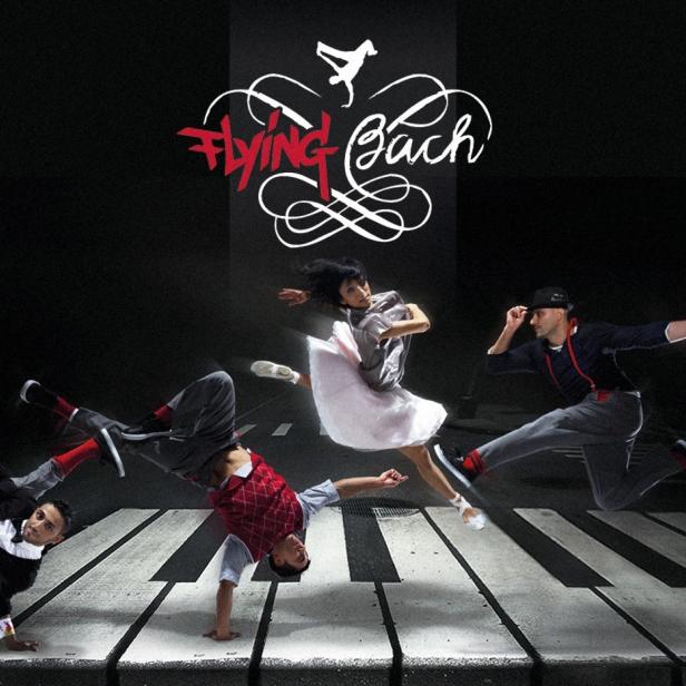 Vier Tänzer performen Breakdance auf einem Klavierboden unter dem Schriftzug „Flying Bach“.