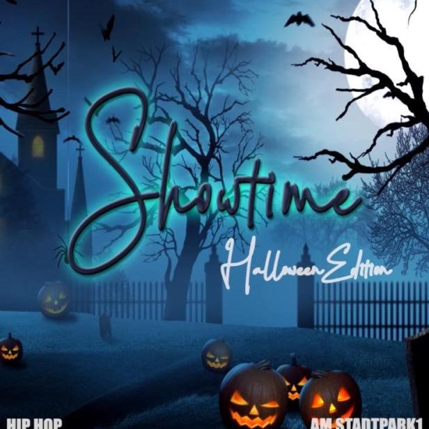 Halloween-Party-Flyer mit Kürbissen, Bäumen und dem Schriftzug „Showtime Halloween Edition“.
