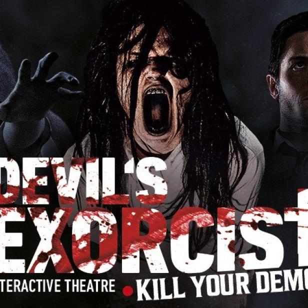 Ein Werbeplakat für das interaktive Theaterstück „Devil's Exorcist“ mit drei unheimlichen Gestalten.
