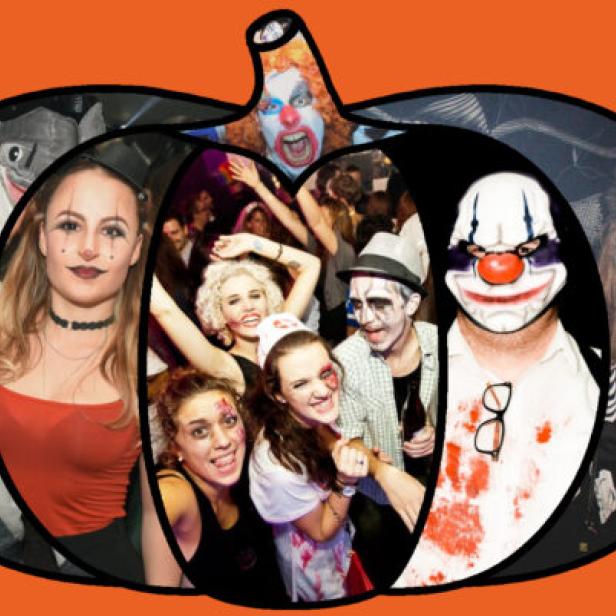 Eine Gruppe von Menschen in Halloween-Kostümen feiert in einer Kürbis-Silhouette.