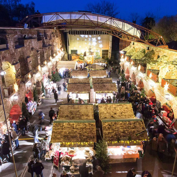 Blick auf den Grazer Adventmarkt am Schlossberg mit zahlreichen Besuchern und Verkaufsständen.