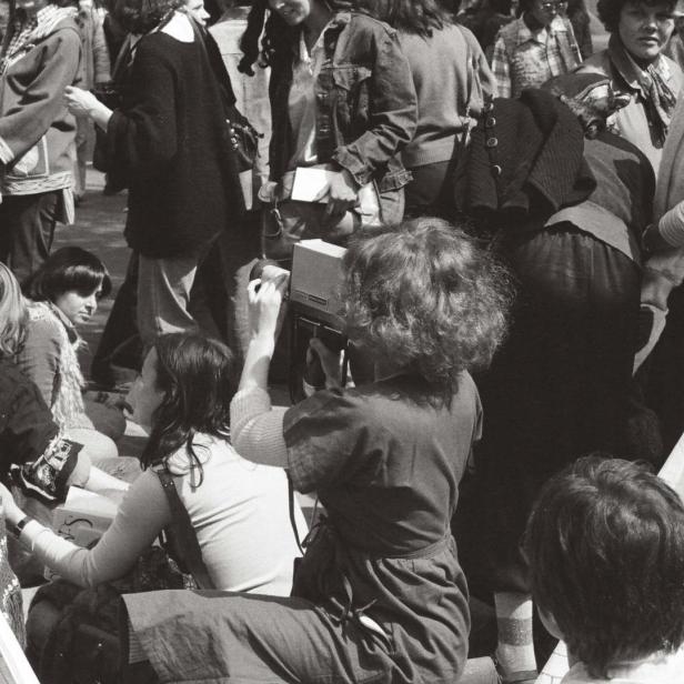 Delphine Seyrig filmt während einer Demonstration in Paris.