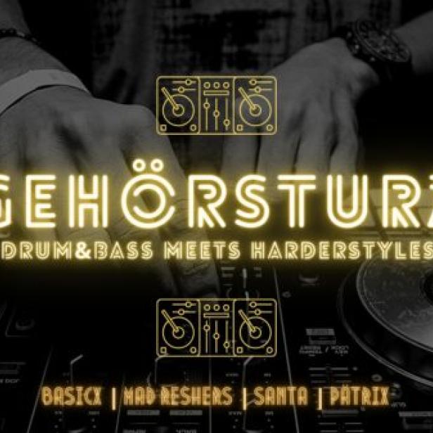 Ein DJ legt bei „Gehörsturz: Drum & Bass meets Harderstyles“ auf.