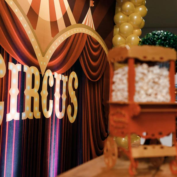 Dekoration für eine Zirkusparty mit Popcornwagen und Zirkuszelt-Motiv.