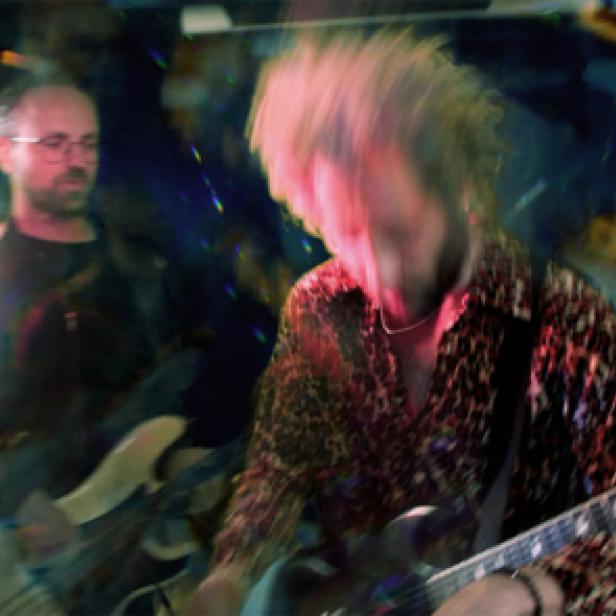 Eine Band spielt während eines Konzerts auf der Bühne.