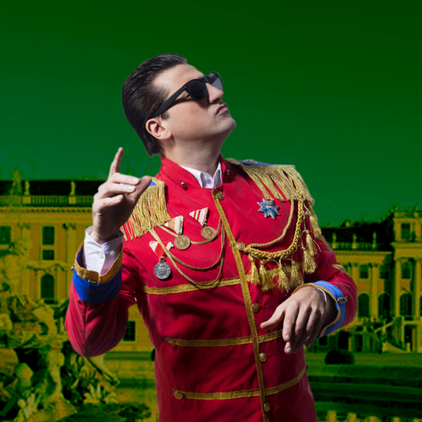 Ein Mann mit Sonnenbrille trägt eine rote Militäruniform mit goldenen Verzierungen.